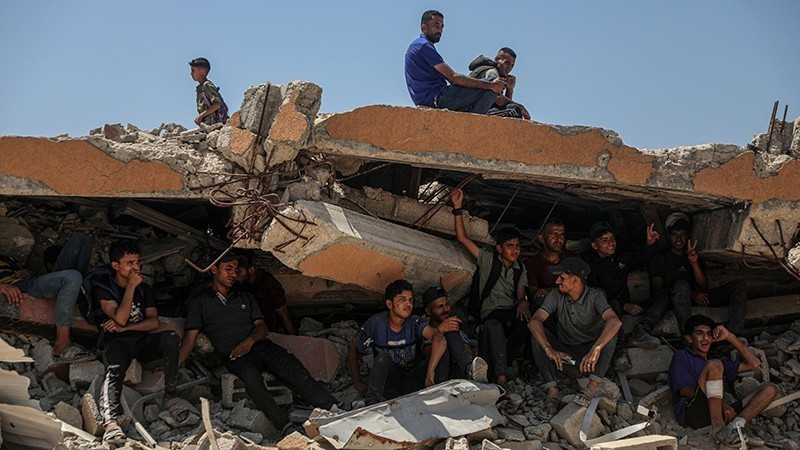 Palestinos sobre los escombros en la zona de Sudaniya, al norte de la ciudad de Gaza. (Foto: Xinhua/VNA)