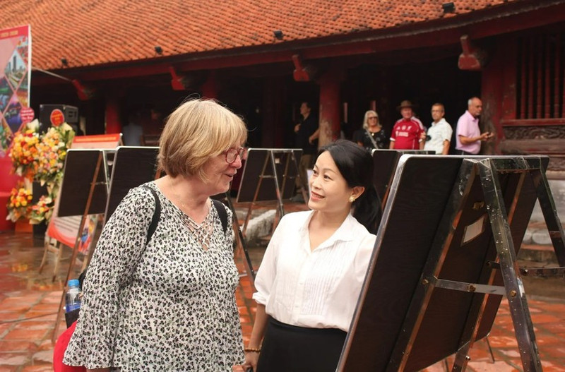 La turista británica Ann Nicholl visita la exposición. (Foto: https://kinhtedothi.vn/)