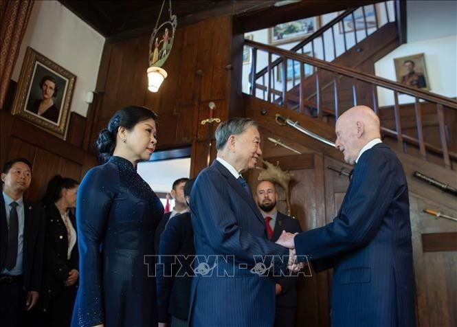 El secretario general del Comité Central del Partido Comunista de Vietnam (PCV), To Lam, y su esposa, Ngo Phuong Ly, se reúnen con el ex rey Simeón de Sajonia-Coburgo-Gotha, quien fue primer ministro de Bulgaria entre julio de 2001 y agosto de 2005. (Foto: VNA)
