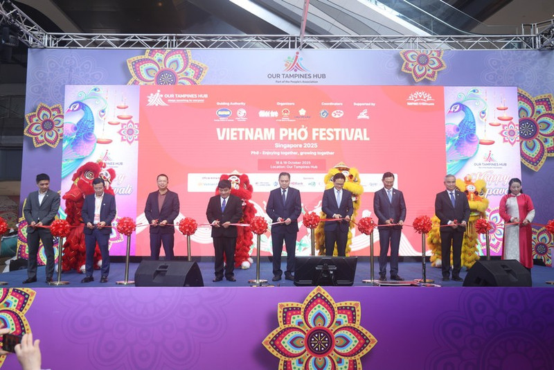 El embajador de Vietnam en Singapur, Tran Phuoc Anh, y otros delegados inauguran el Festival del Pho de Vietnam 2025 (Foto: VNA)