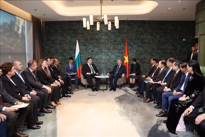 En la reunión entre el secretario general del Comité Central del Partido Comunista de Vietnam (PCV), To Lam, y el presidente del Partido Socialista Búlgaro (PSB), Atanas Zafirov, en Sofía el 23 de octubre. (Foto: VNA)