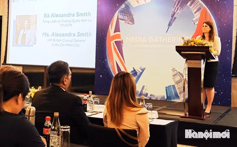 Alexandra Smith, cónsul general de Reino Unido en Ciudad Ho Chi Minh, habla en la rueda de prensa. (Foto: hanoimoi.com.vn)