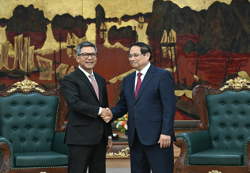 El primer ministro de Vietnam, Pham Minh Chinh, recibe al embajador de Indonesia en Hanói, Denny Abdi (Foto: Nhan Dan)
