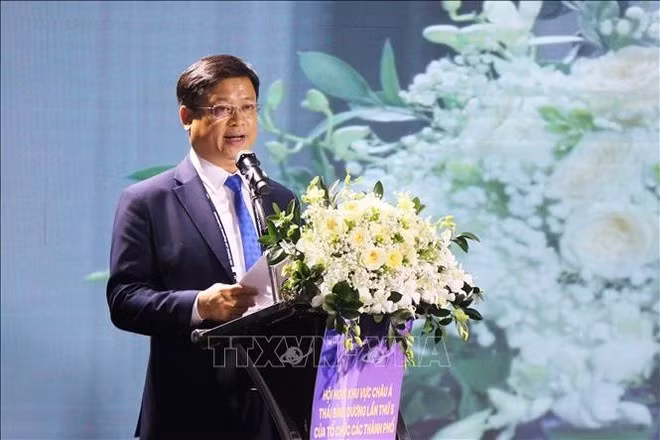 El vicepresidente permanente del Comité Popular de Hue, Nguyen Thanh Binh, interviene en la inauguración (Foto: VNA)