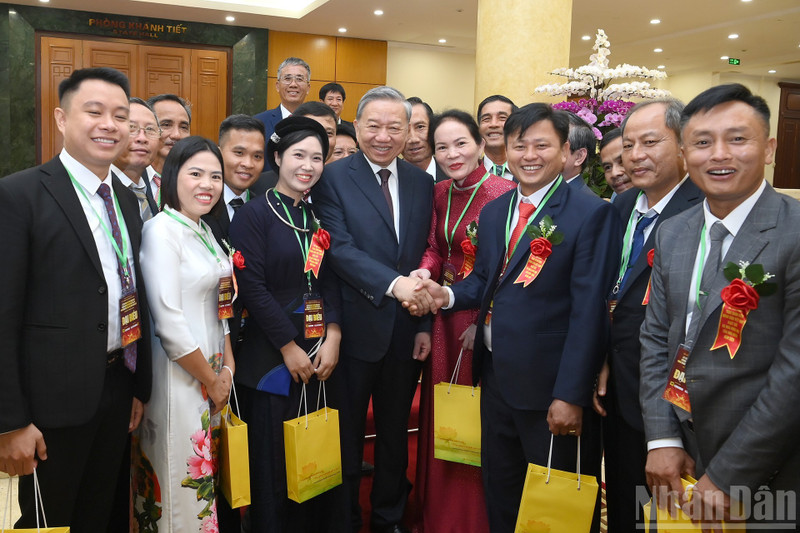 El secretario general del Partido Comunista de Vietnam, To Lam, saluda a los delegados (Foto: Nhan Dan)