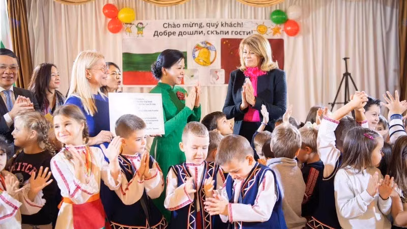 Ngo Phuong Ly, esposa del secretario general del Partido Comunista de Vietnam, To Lam, visita el jardín de infancia Zvanche número 2 en la capital de Bulgaria, Sofía. (Foto: VNA)