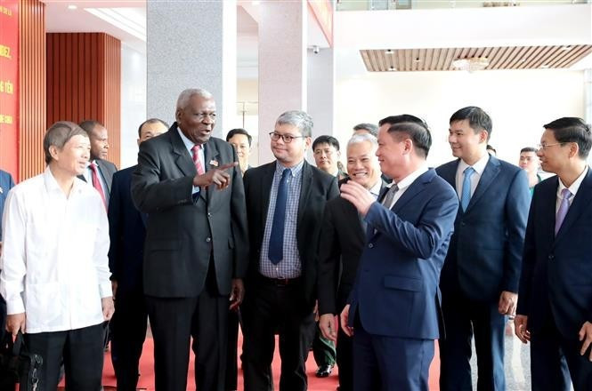 Presidente del Parlamento cubano, Esteban Lazo Hernández, visita la norteña provincia vietnamita de Hung Yen. (Foto: VNA)