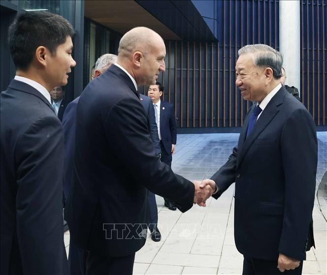 El presidente búlgaro, Rumen Radev, recibe al secretario general To Lam en su visita a la empresa de defensa Samel 90. (Foto: VNA)