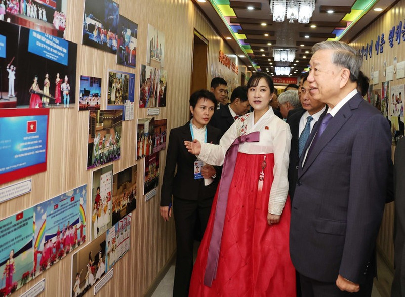 El secretario general del Partido Comunista de Vietnam, To Lam, visita el jardín de infancia Kieng Sang. (Foto: VNA)