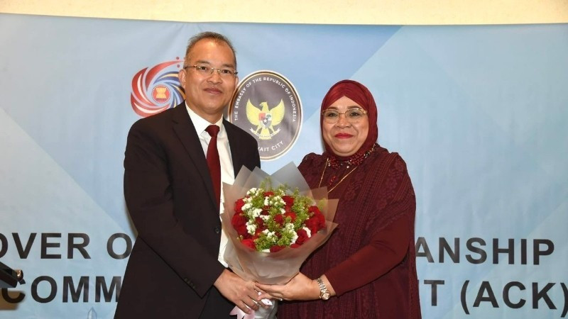 El embajador vietnamita en Kuwait, Nguyen Duc Thang, entrega la presidencia del Comité de la Asean en Kuwait a su homóloga de Indonesia, Lena Maryana, (Foto: Embajada de Vietnam en Kuwait)
