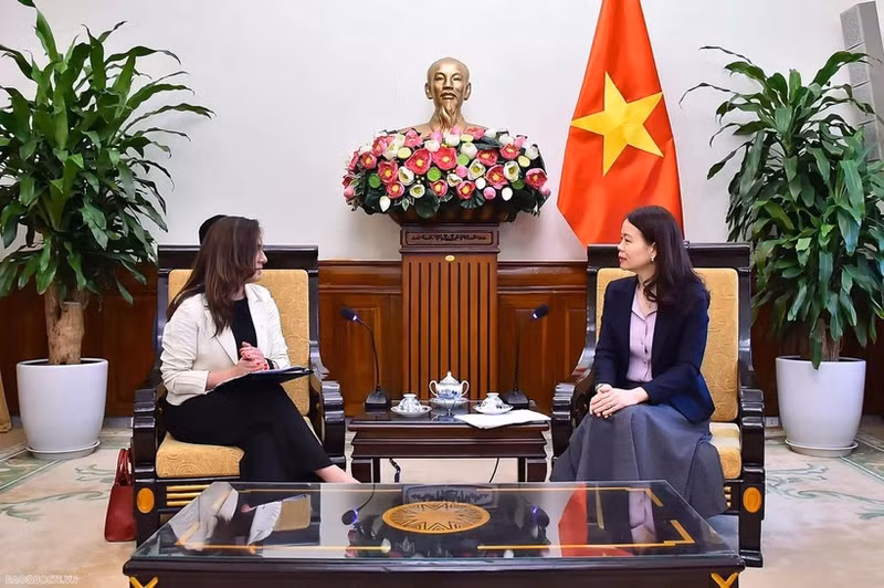 La viceministra vietnamita de Relaciones Exteriores Nguyen Minh Hang (derecha) recibe a su homóloga chilena Gloria de la Fuente (Foto: baoquocte.vn)