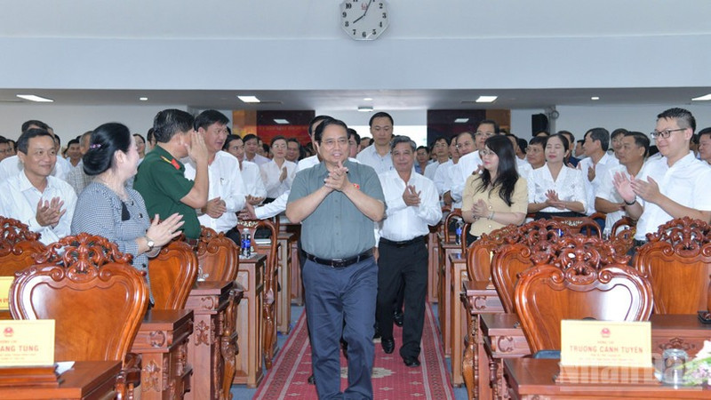 El primer ministro Pham Minh Chinh (centro) se reúne con los votantes de Can Tho (Foto: Nhan Dan)