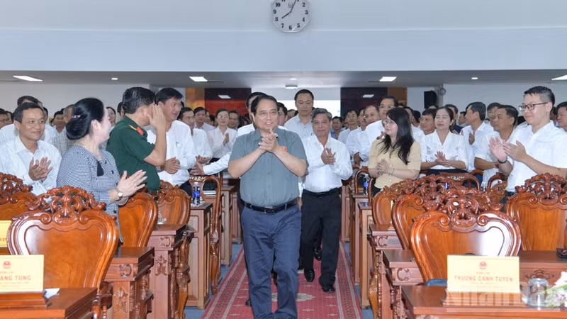 El primer ministro Pham Minh Chinh (centro) se reúne con los votantes de Can Tho (Foto: Nhan Dan)