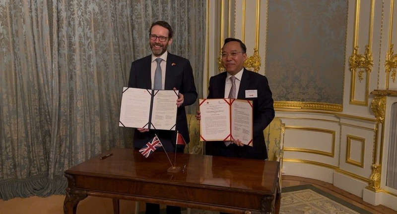 El viceministro de Industria y Comercio de Vietnam Nguyen Hoang Long y el embajador británico en Vietnam, Iain Frew, firmaron un memorando de entendimiento sobre cooperación en materia de energías limpias. (Foto: VNA)