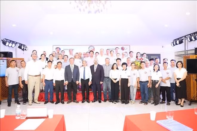 Científicos vietnamitas y rusos posan para una foto grupal. (Foto: VNA)