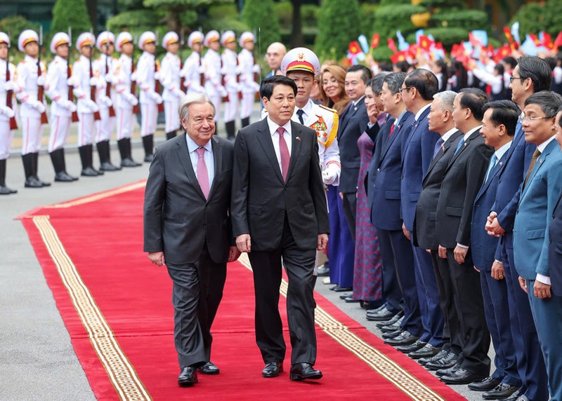 El presidente de Vietnam, Luong Cuong, preside la ceremonia de bienvenida al secretario general de la ONU, António Guterres, en Hanói. (Foto: Nhan Dan)