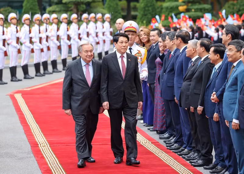 El presidente de Vietnam, Luong Cuong, preside la ceremonia de bienvenida al secretario general de la ONU, António Guterres, en Hanói. (Foto: Nhan Dan)