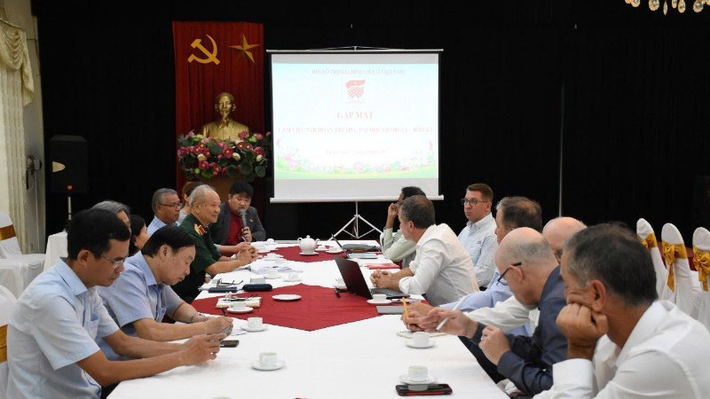 La Asociación de Apoyo a las Familias de los mártires vietnamitas en la reunión con la delegación de la Universidad de Georgia. (Foto: Nhan Dan)