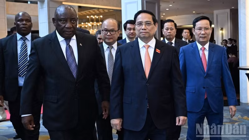El primer ministro vietnamita, Pham Minh Chinh, y el presidente sudafricano, Matamela Cyril Ramaphosa, asisten al Foro Empresarial Vietnam-Sudáfrica (Foto: Nhan Dan)
