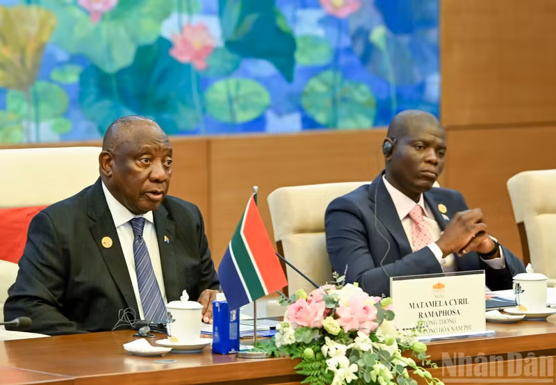 El presidente de Sudáfrica, Matamela Cyril Ramaphosa, en la conversación oficial con el titular de la Asamblea Nacional de Vietnam, Tran Thanh Man. (Foto: Nhan Dan)
