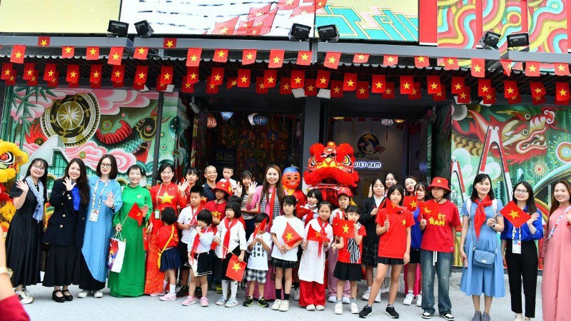 Estudiantes y profesores de la Escuela de Lengua Vietnamita Cay Tre participan en el programa.