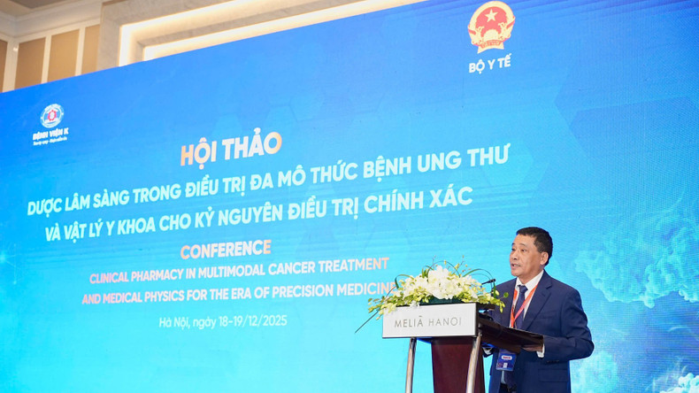 El profesor y doctor Le Van Quang, director del Hospital K, habla en el evento.