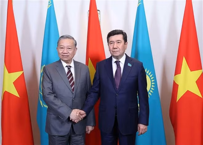 El secretario general del Partido Comunista de Vietnam, To Lam, y el presidente de la Cámara Baja de Kazajistán, Yerlan Koshanov. (Foto: VNA)