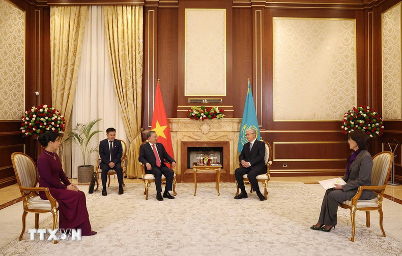 El presidente Kassym-Jomart Tokayev da la bienvenida al secretario general del PCV, To Lam, y a su esposa. (Foto: Thong Nhat/VNA) El presidente Kassym-Jomart Tokayev da la bienvenida al secretario general del PCV, To Lam, y a su esposa. (Foto: Thong Nhat/VNA)