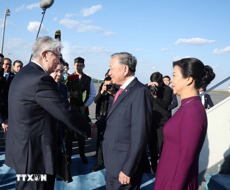 El presidente Kassym-Jomart Tokayev da la bienvenida al secretario general del PCV, To Lam, y a su esposa en el Aeropuerto Internacional Nursultan Nazarbayev. (Foto: Thong Nhat/VNA) El presidente Kassym-Jomart Tokayev da la bienvenida al secretario general del PCV, To Lam, y a su esposa en el Aeropuerto Internacional Nursultan Nazarbayev. (Foto: Thong Nhat/VNA)