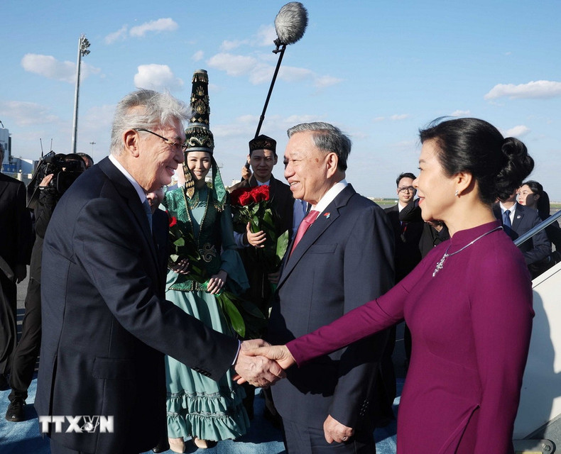 El presidente Kassym-Jomart Tokayev recibe al secretario general del PCV, To Lam, y a su esposa en el Aeropuerto Internacional Nursultan Nazarbayev. (Foto: Thong Nhat/VNA) El presidente Kassym-Jomart Tokayev recibe al secretario general del PCV, To Lam, y a su esposa en el Aeropuerto Internacional Nursultan Nazarbayev. (Foto: Thong Nhat/VNA)