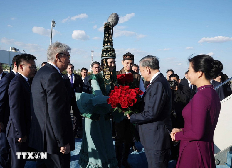 Ceremonia de bienvenida para el secretario general del PCV, To Lam, y su esposa en el Aeropuerto Internacional Nursultan Nazarbayev, en la capital Astaná. (Foto: Thong Nhat/VNA) Ceremonia de bienvenida para el secretario general del PCV, To Lam, y su esposa en el Aeropuerto Internacional Nursultan Nazarbayev, en la capital Astaná. (Foto: Thong Nhat/VNA)