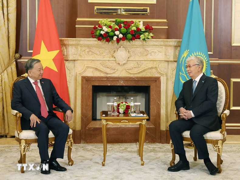 El presidente Kassym-Jomart Tokayev recibe al secretario general del PCV, To Lam. Se trata de la visita de más alto nivel de Vietnam a Kazajistán desde el establecimiento de relaciones diplomáticas en 1992. (Foto: Thong Nhat/VNA) El presidente Kassym-Jomart Tokayev recibe al secretario general del PCV, To Lam. Se trata de la visita de más alto nivel de Vietnam a Kazajistán desde el establecimiento de relaciones diplomáticas en 1992. (Foto: Thong Nhat/VNA)