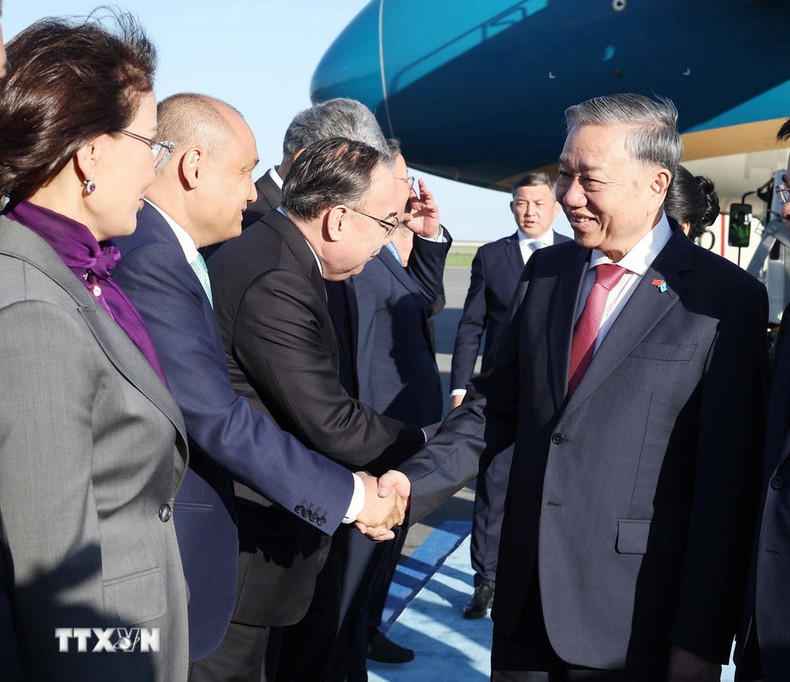 Funcionarios kazajos dan la bienvenida al secretario general del PCV, To Lam, y a su esposa en el Aeropuerto Internacional Nursultan Nazarbayev. (Foto: Thong Nhat/VNA) Funcionarios kazajos dan la bienvenida al secretario general del PCV, To Lam, y a su esposa en el Aeropuerto Internacional Nursultan Nazarbayev. (Foto: Thong Nhat/VNA)