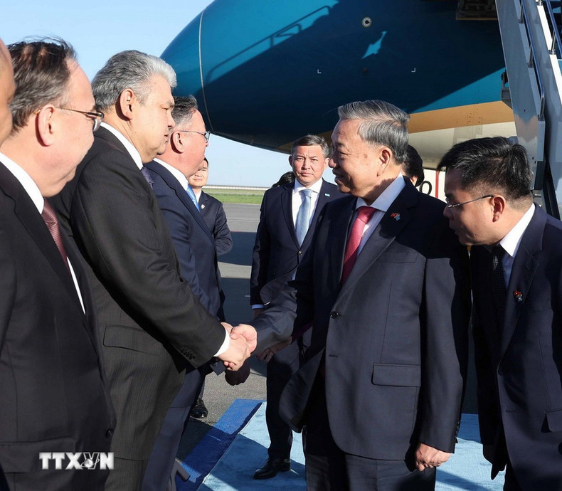Altos funcionarios de Kazajistán reciben al secretario general del PCV, To Lam, y a su esposa en el Aeropuerto Internacional Nursultan Nazarbayev, en Astaná. (Foto: Thong Nhat/VNA) Altos funcionarios de Kazajistán reciben al secretario general del PCV, To Lam, y a su esposa en el Aeropuerto Internacional Nursultan Nazarbayev, en Astaná. (Foto: Thong Nhat/VNA)