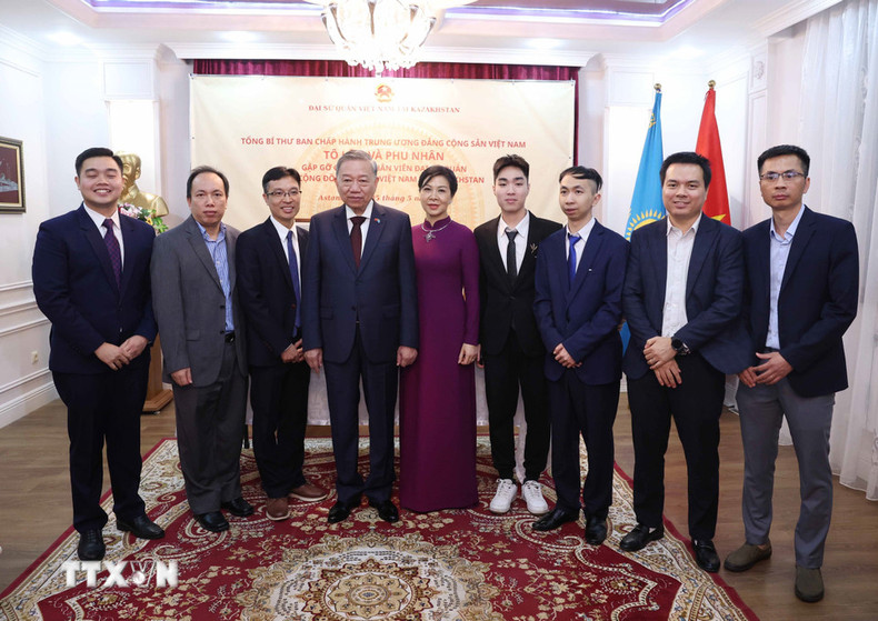 To Lam y su esposa se toman foto de recuerdo con familias de los funcionarios de la Embajada de Vietnam en Kazajistán. (Foto: Thong Nhat/VNA) To Lam y su esposa se toman foto de recuerdo con familias de los funcionarios de la Embajada de Vietnam en Kazajistán. (Foto: Thong Nhat/VNA)