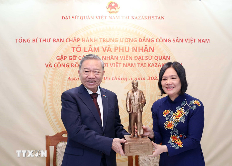 El líder partidista vietnamita obsequia una estatua del Presidente Ho Chi Minh a la Embajada de Vietnam en Kazajistán. (Foto: Thong Nhat/VNA) El líder partidista vietnamita obsequia una estatua del Presidente Ho Chi Minh a la Embajada de Vietnam en Kazajistán. (Foto: Thong Nhat/VNA)