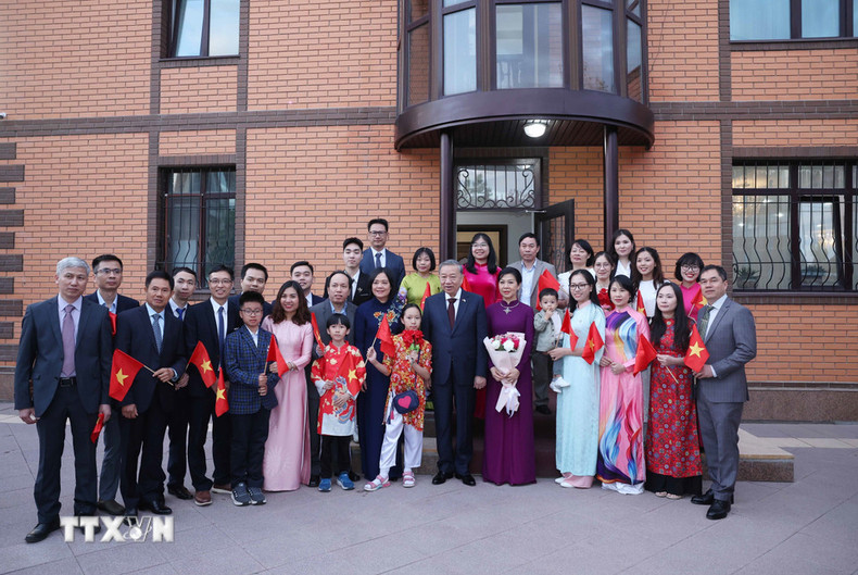 To Lam y su esposa, junto con familias de funcionarios y personal de la Embajada de Vietnam en Kazajistán. (Foto: Thong Nhat/VNA) To Lam y su esposa, junto con familias de funcionarios y personal de la Embajada de Vietnam en Kazajistán. (Foto: Thong Nhat/VNA)