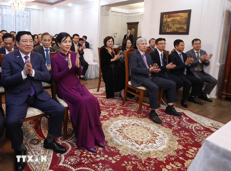 La esposa de To Lam y delegados vietnamitas asisten al encuentro con funcionarios de la Embajada y la comunidad vietnamita en Kazajistán. (Foto: Thong Nhat/VNA) La esposa de To Lam y delegados vietnamitas asisten al encuentro con funcionarios de la Embajada y la comunidad vietnamita en Kazajistán. (Foto: Thong Nhat/VNA)