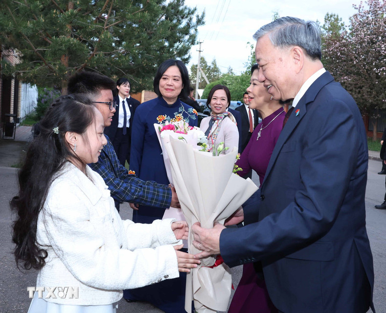Representantes de los hijos de funcionarios de la embajada entregan flores para dar la bienvenida al secretario general del PCV, To Lam, y su esposa. (Foto: Thong Nhat/VNA) Representantes de los hijos de funcionarios de la embajada entregan flores para dar la bienvenida al secretario general del PCV, To Lam, y su esposa. (Foto: Thong Nhat/VNA)