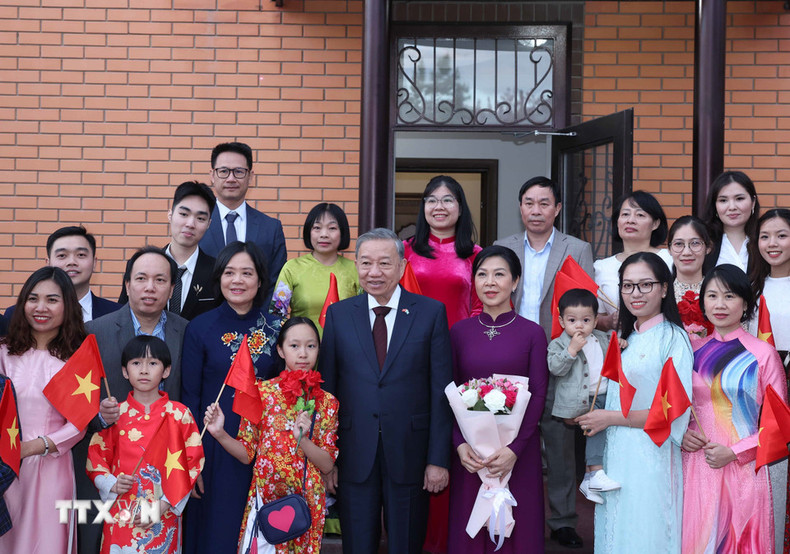 To Lam y su esposa, junto con familias de funcionarios y personal de la Embajada de Vietnam en Kazajistán. (Foto: Thong Nhat/VNA) To Lam y su esposa, junto con familias de funcionarios y personal de la Embajada de Vietnam en Kazajistán. (Foto: Thong Nhat/VNA)