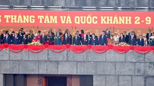 Anteriores y actuales dirigentes del Partido y del Estado asisten al desfile por el 80º aniversario del Día Nacional de Vietnam