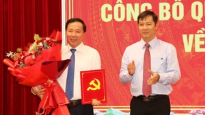 Nguyen Thanh Tam, miembro del Comité Central del Partido y subjefe de su Comisión de Organización, entrega la decisión sobre el nombramiento de Nguyen Van Ut. (Foto: VNA)