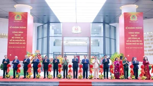Los delegados inauguran la sede del Ministerio de Seguridad Pública. (Foto: Nhan Dan)