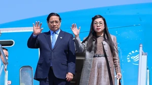 El primer ministro Pham Minh Chinh y su esposa llegan al Aeropuerto Internacional Noi Bai. (Foto: baochinhphu)