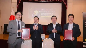 Se firman Memorandos de Entendimiento (MOU) entre el Colegio Politécnico FPT, la Alianza para el desarrollo de recursos de la industria de semiconductores de Vietnam y socios nipones. (Foto: Consulado General de Vietnam en Osaka)