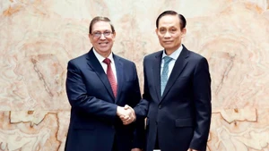 El miembro del Buró Político y ministro de Relaciones Exteriores de Vietnam, Le Hoai Trung, y el enviado especial del Partido Comunista y del Estado de Cuba, miembro del Buró Político y canciller, Bruno Rodríguez Parrilla. (Foto: baoquocte.vn)