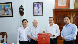 El presidente de la Asamblea Nacional de Vietnam, Tran Thanh Man, visita al expresidente Nguyen Minh Triet. (Foto: VNA)