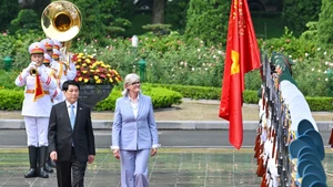 El presidente de Vietnam, Luong Cuong, y la gobernadora general de Australia, Sam Mostyn, pasan revista a la guardia de honor. (Foto: Nhan Dan)