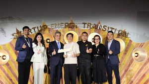 El embajador de Vietnam en Alemania, Nguyen Dac Thanh (tercero desde la izquierda), posa para una foto con Hai Ho y Nam Nguyen, los dos cofundadores de Alterno. (Foto: VNA)