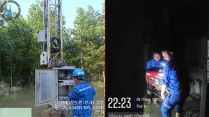 Miles de técnicos de VNPT siguen estacionados en las zonas inundadas, trabajando día y noche para solucionar los problemas con urgencia. (Foto: cand.com.vn)